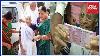 Pm Modi S Mère Queues En Haut Pour Un Change En Gujarat Bank